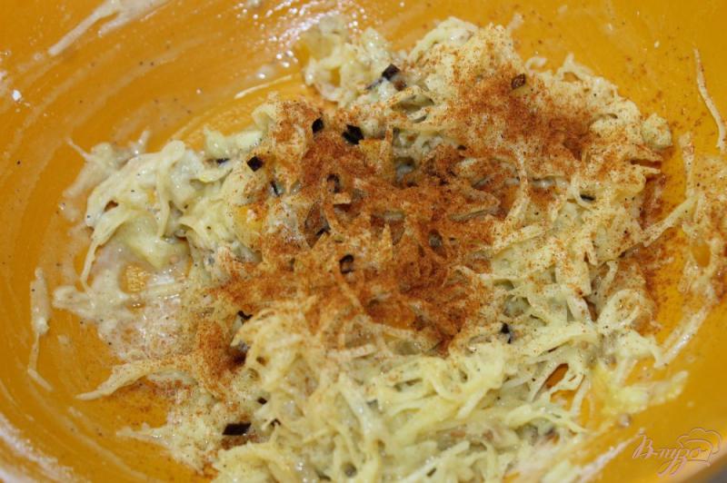Фото приготовление рецепта: Картофельные оладьи с баклажаном и помидорами шаг №5