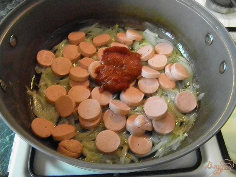 Фото приготовление рецепта: Тушенная квашеная капуста с сосисками шаг №4