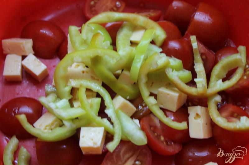 Фото приготовление рецепта: Салат с жареными баклажанами, черри и сыром шаг №4