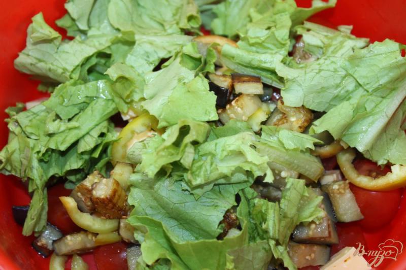 Фото приготовление рецепта: Салат с жареными баклажанами, черри и сыром шаг №5