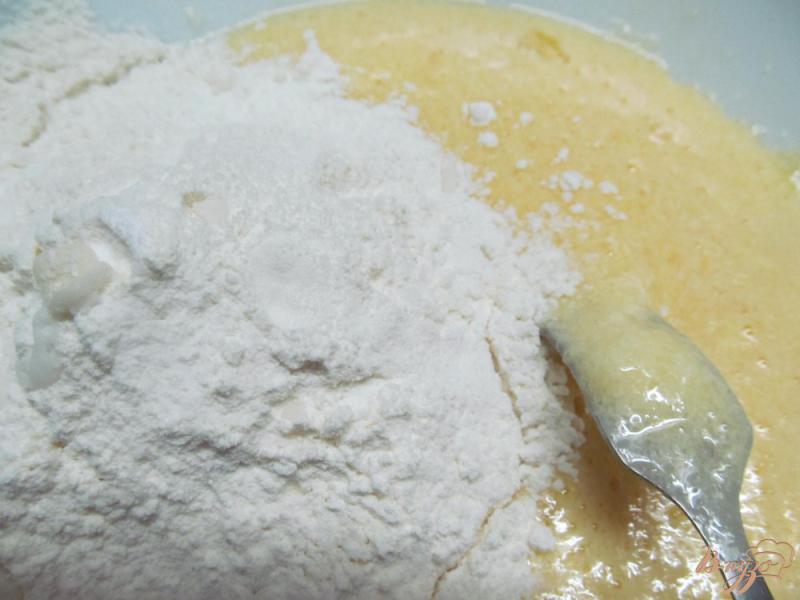 Фото приготовление рецепта: Сливочный пирог с абрикосом шаг №3