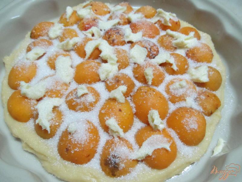 Фото приготовление рецепта: Сливочный пирог с абрикосом шаг №5