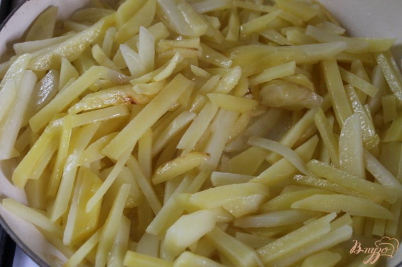 Фото приготовление рецепта: Жаренный картофель с овощами и уткой шаг №2