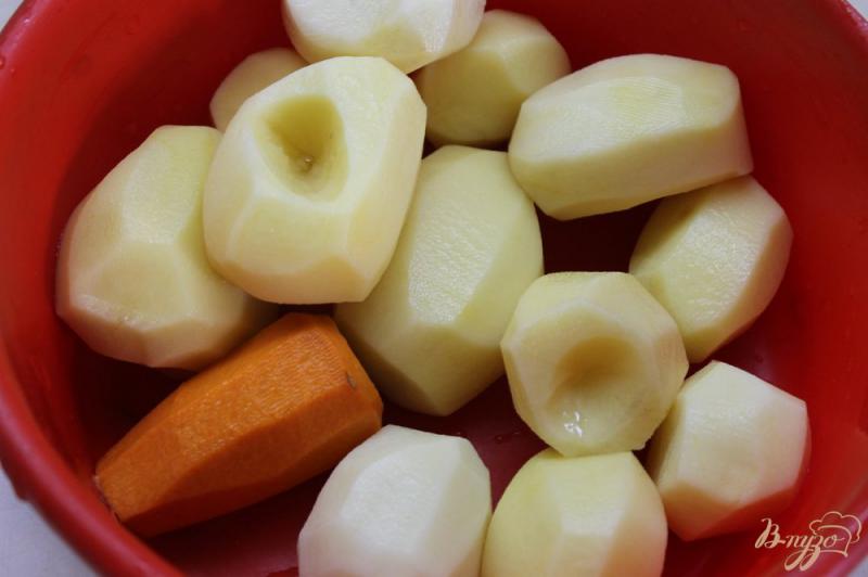 Фото приготовление рецепта: Жаренный картофель с овощами и уткой шаг №1