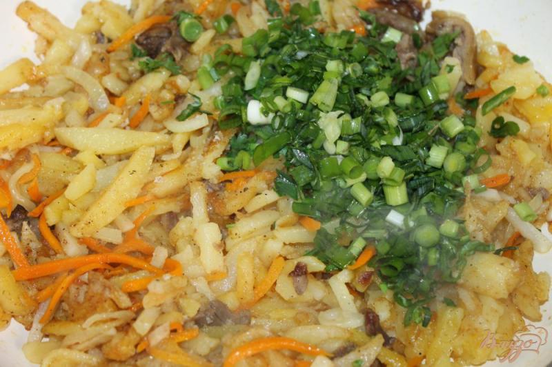 Фото приготовление рецепта: Жаренный картофель с овощами и уткой шаг №7