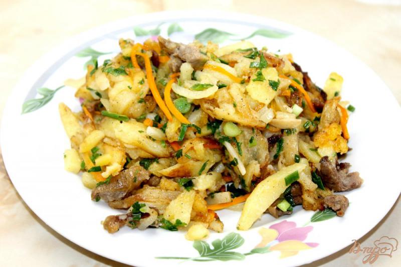Фото приготовление рецепта: Жаренный картофель с овощами и уткой шаг №8