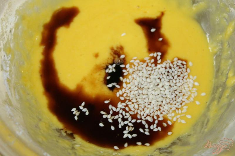 Фото приготовление рецепта: Жаренные кабачки в кляре с добавлением соевого соуса шаг №4