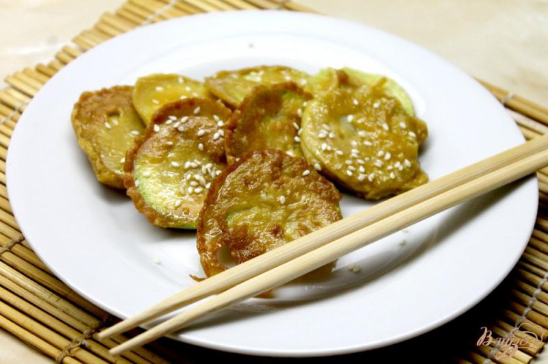 Фото приготовление рецепта: Жаренные кабачки в кляре с добавлением соевого соуса шаг №7