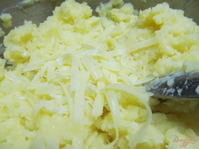 Фото приготовление рецепта: Картофельное пюре с сыром и горошком шаг №3