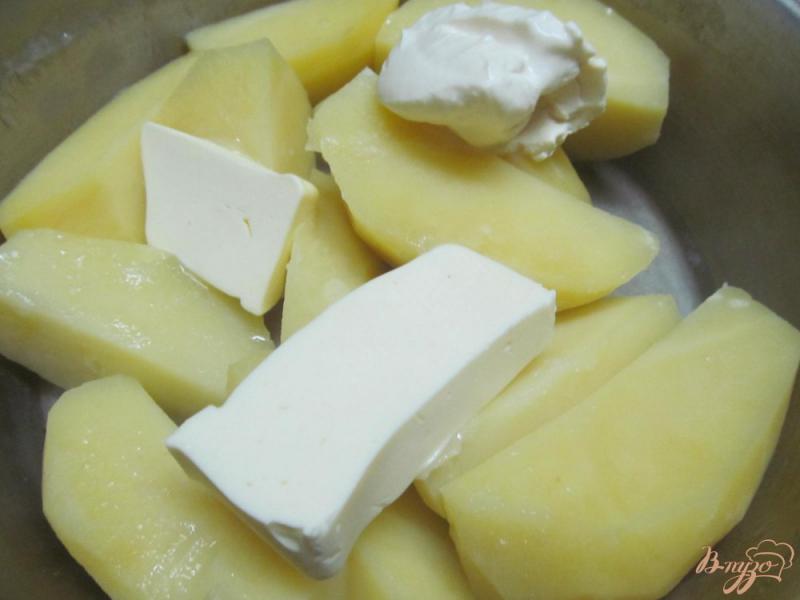 Фото приготовление рецепта: Картофельное пюре с сыром и горошком шаг №2