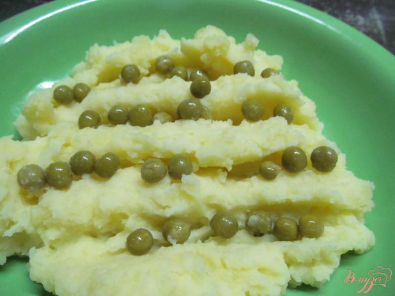Фото приготовление рецепта: Картофельное пюре с сыром и горошком шаг №4