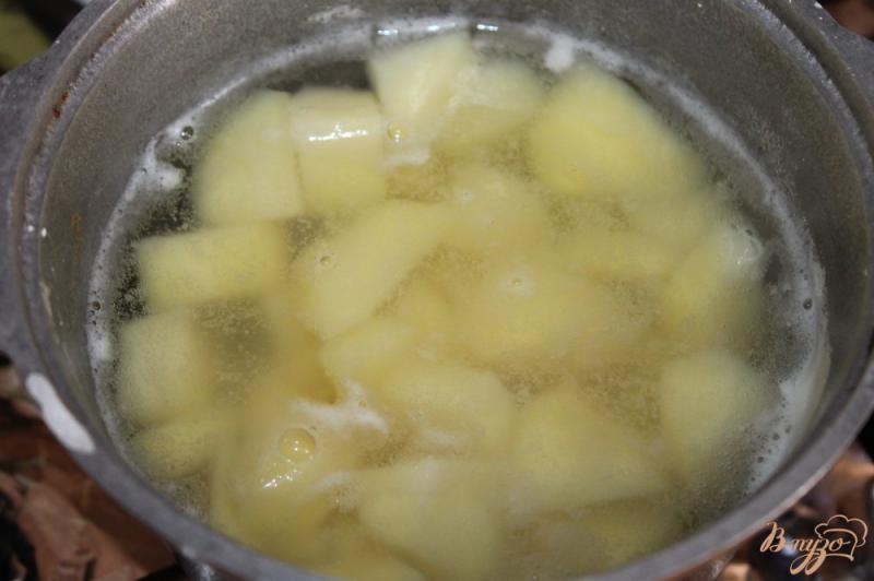 Фото приготовление рецепта: Картофельные оладьи с овощной начинкой и сыром шаг №1