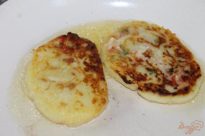 Фото приготовление рецепта: Картофельные оладьи с овощной начинкой и сыром шаг №5