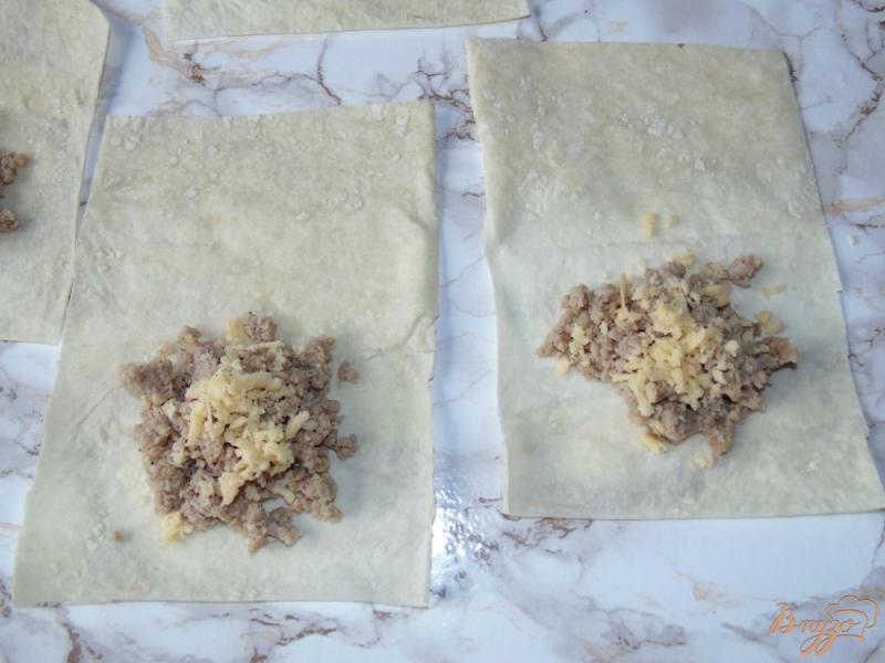 Фото приготовление рецепта: Конвертики с фаршем и твердым сыром шаг №3