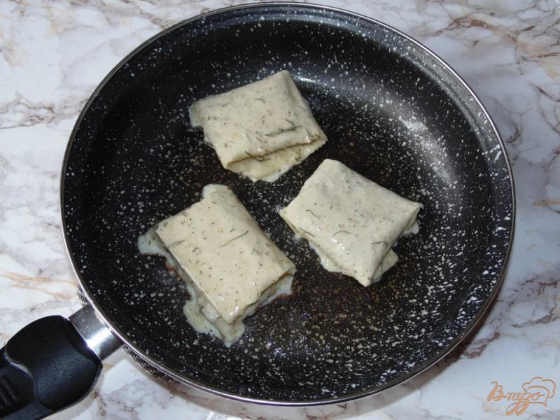 Фото приготовление рецепта: Конвертики с фаршем и твердым сыром шаг №6