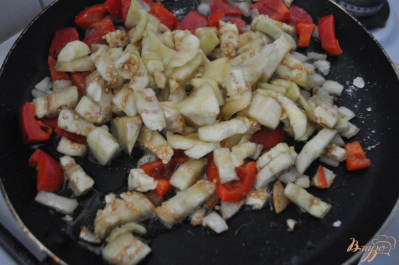 Фото приготовление рецепта: Запеченные баклажаны с овощами шаг №4