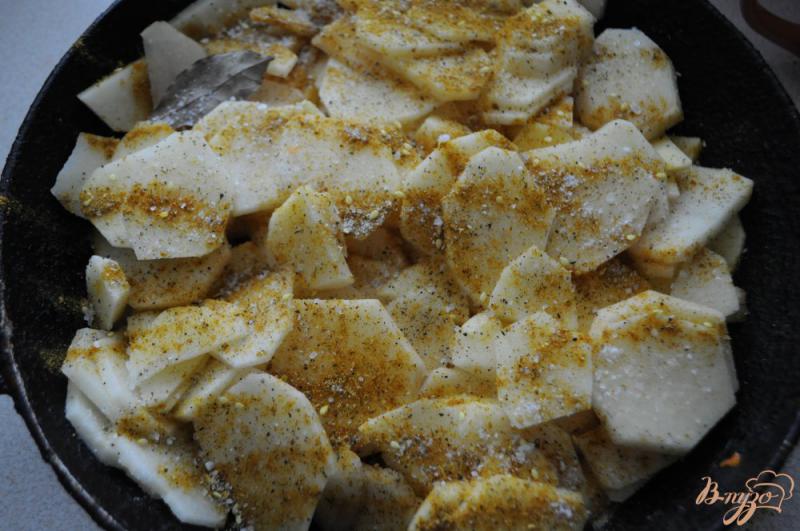 Фото приготовление рецепта: Картофель с хеком запеченный под сыром шаг №4