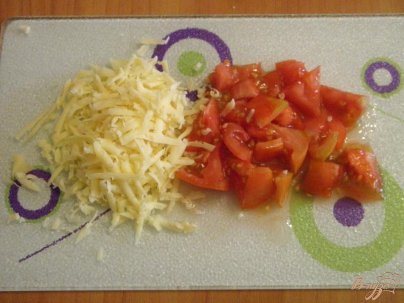Фото приготовление рецепта: Яйцо с сыром и помидором в перце шаг №4