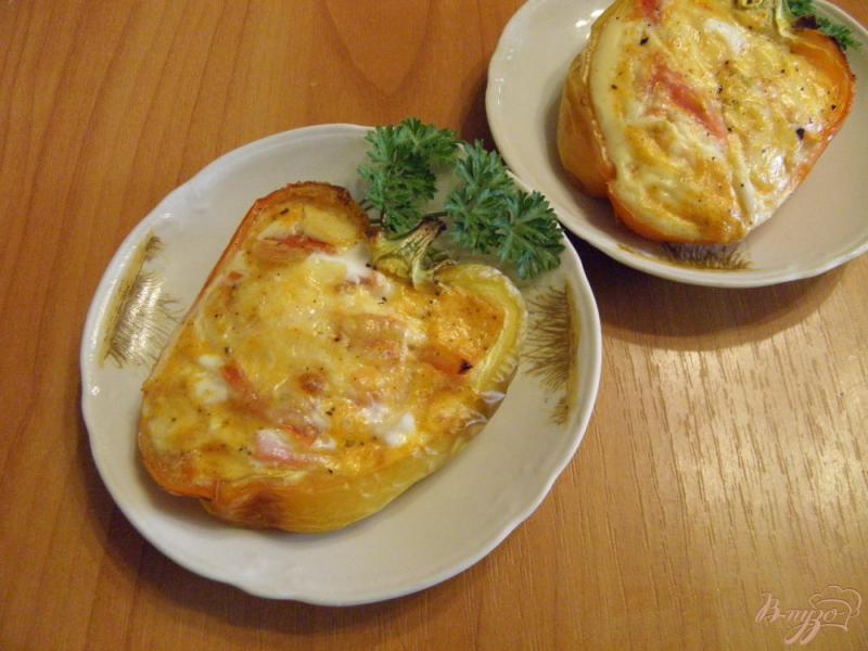Фото приготовление рецепта: Яйцо с сыром и помидором в перце шаг №9