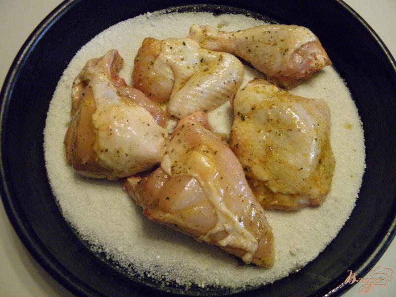 Фото приготовление рецепта: Курочка в духовке на соли шаг №3