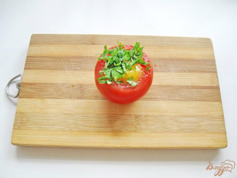 Фото приготовление рецепта: Яичница в помидоре шаг №8