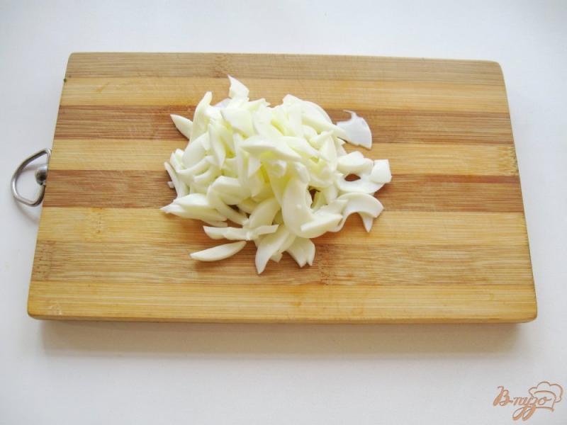 Фото приготовление рецепта: Салат с редькой дайкон и яйцом шаг №4