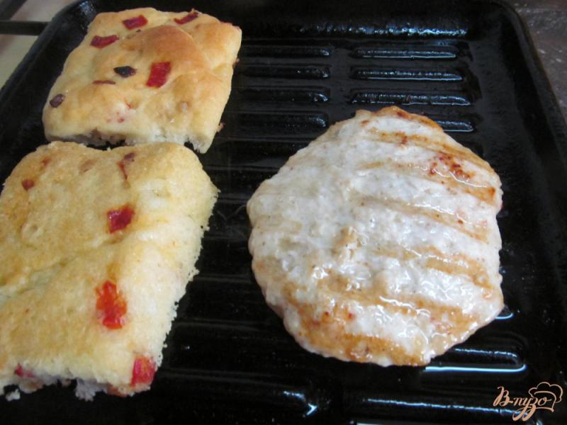 Фото приготовление рецепта: Сэндвич с куриной котлетой на гриле шаг №3