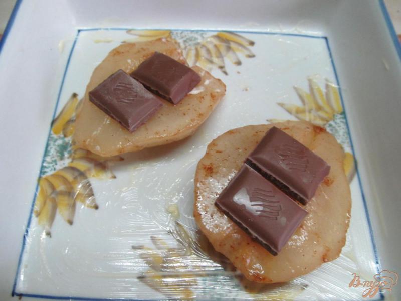 Фото приготовление рецепта: Пряная груша под шоколадом с сыром бри шаг №4