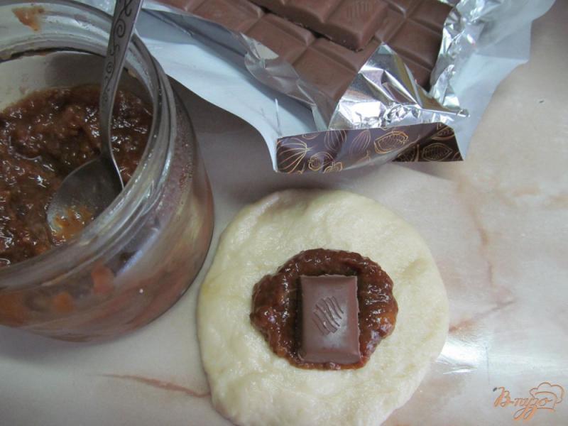 Фото приготовление рецепта: Булочки с джемом и шоколадом шаг №5
