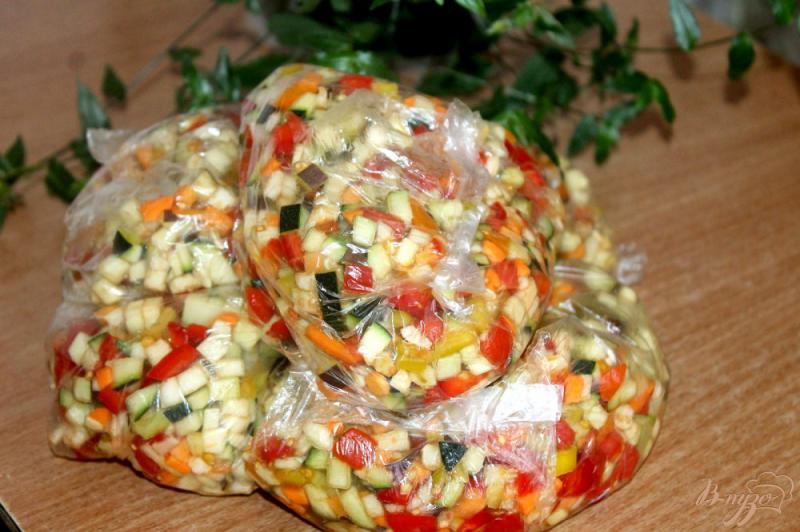 Фото приготовление рецепта: Заготовка из овощей для супов, овощного плова и омлета шаг №7