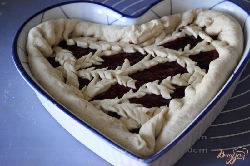 Фото приготовление рецепта: Пирог с черной смородиной и малиной шаг №5