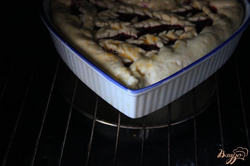 Фото приготовление рецепта: Пирог с черной смородиной и малиной шаг №7