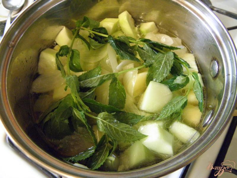Фото приготовление рецепта: Нежный кабачковый суп-пюре шаг №7