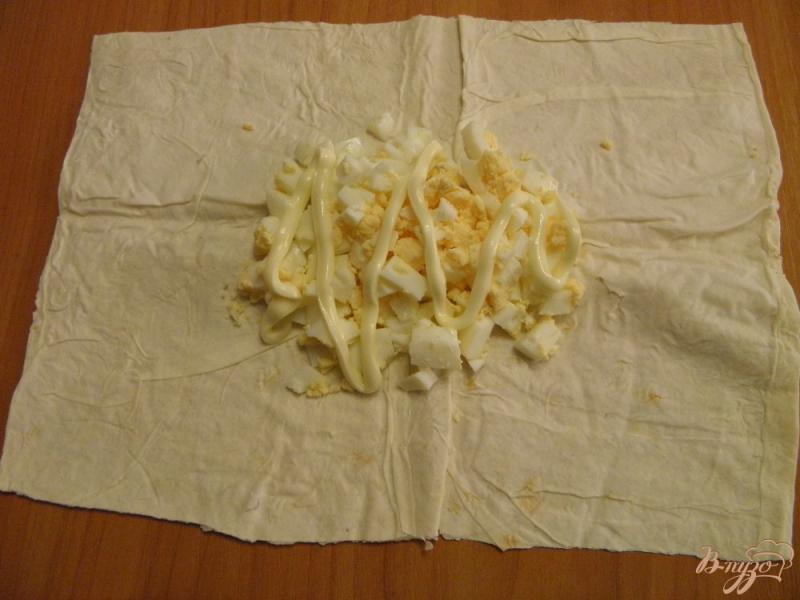 Фото приготовление рецепта: Конвертики с яйцом и сыром шаг №4
