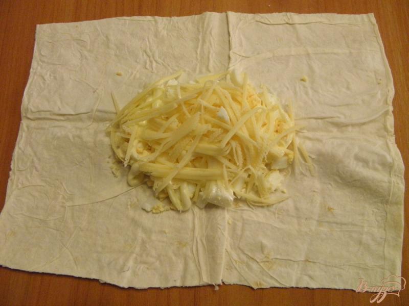 Фото приготовление рецепта: Конвертики с яйцом и сыром шаг №5
