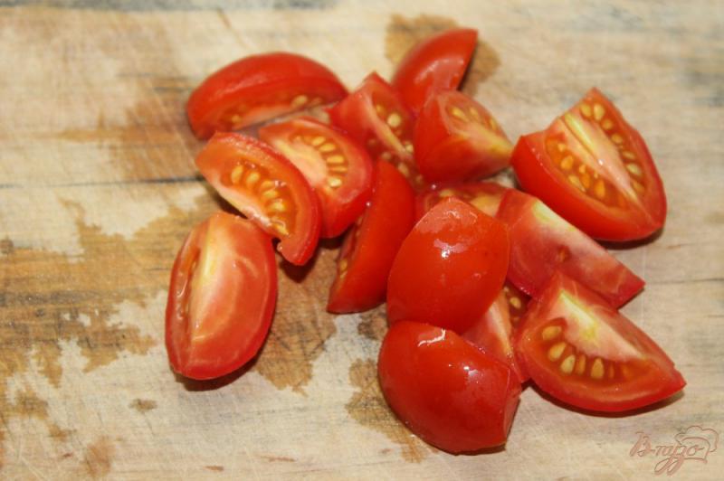 Фото приготовление рецепта: Фаршированный омлет помидорами и фетой шаг №4