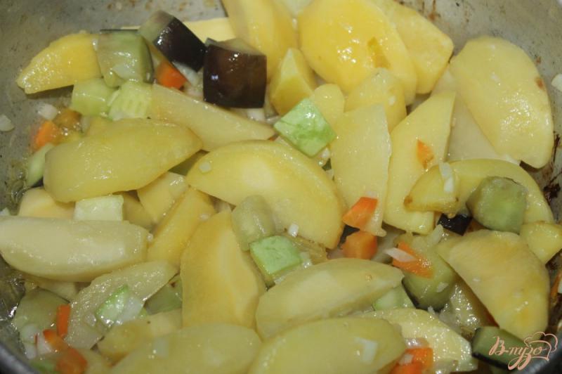 Фото приготовление рецепта: Тушенный картофель с летними овощами шаг №5