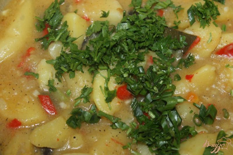Фото приготовление рецепта: Тушенный картофель с летними овощами шаг №7