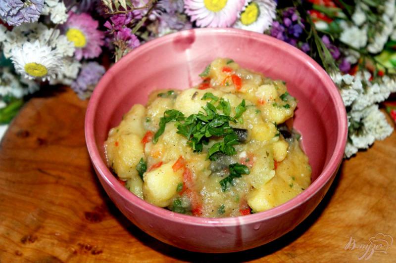 Фото приготовление рецепта: Тушенный картофель с летними овощами шаг №8