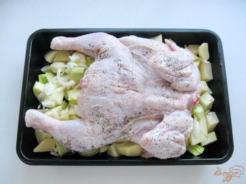 Фото приготовление рецепта: Цыпленок запеченный с овощами шаг №4
