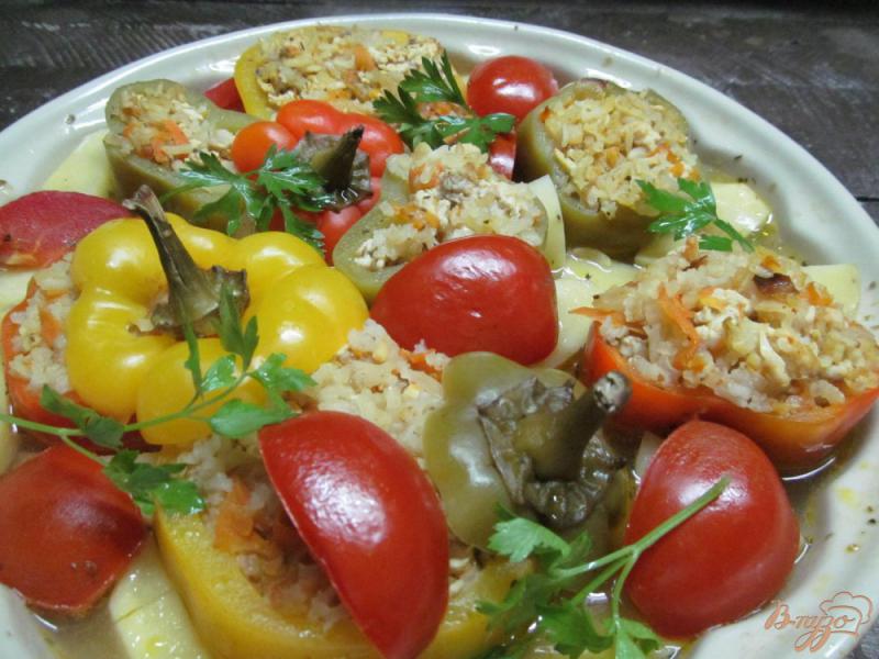Фото приготовление рецепта: Фаршированные перцы запеченные с овощами шаг №8