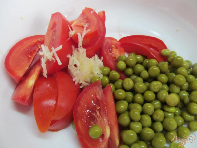 Фото приготовление рецепта: Салат из помидора с горошком шаг №2