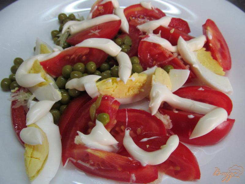 Фото приготовление рецепта: Салат из помидора с горошком шаг №4