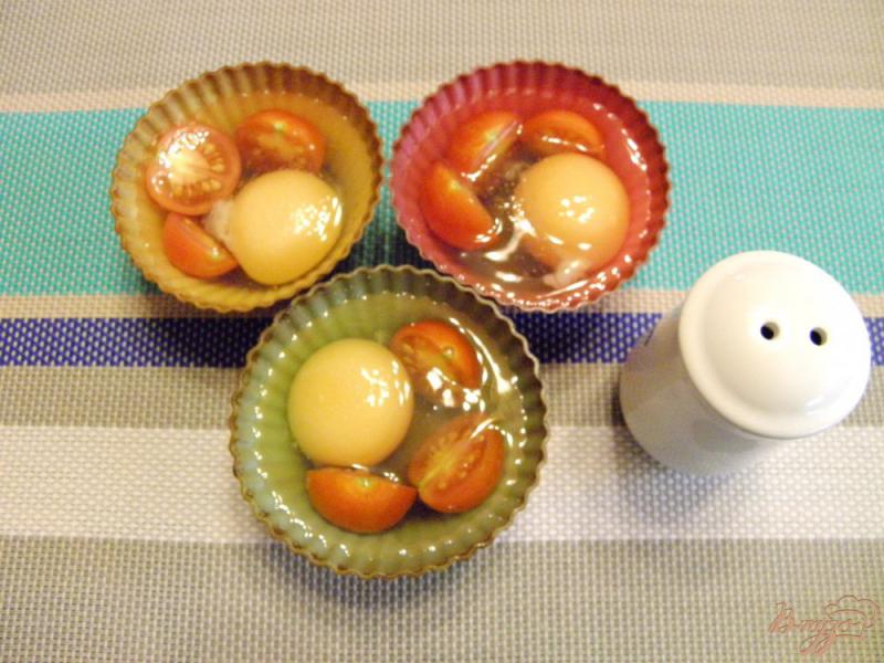 Фото приготовление рецепта: Яйца на пару с помидорами черри и сыром шаг №3