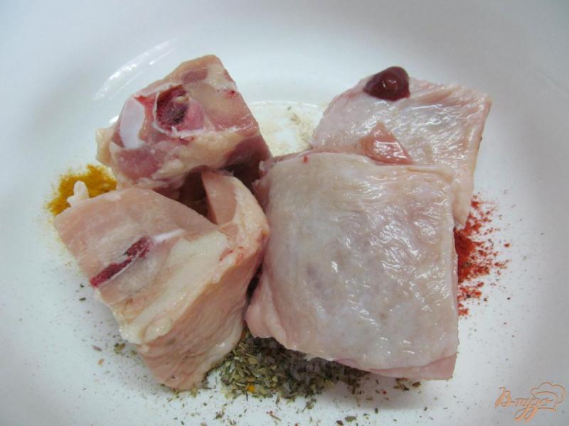 Фото приготовление рецепта: Запеченная курица с овощами и оливками шаг №2