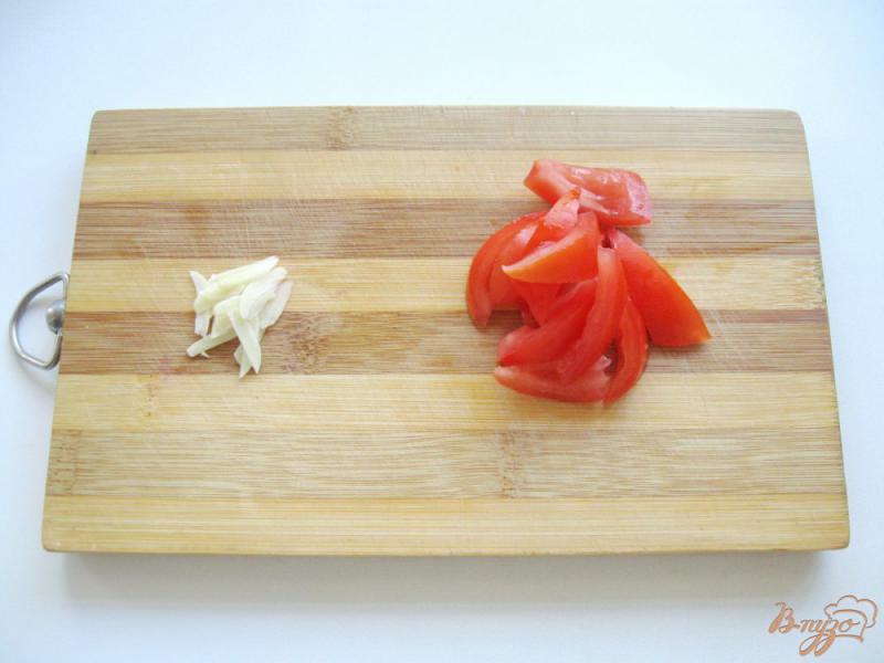 Фото приготовление рецепта: Овощной салат с  моцареллой и  яйцом пашот шаг №5