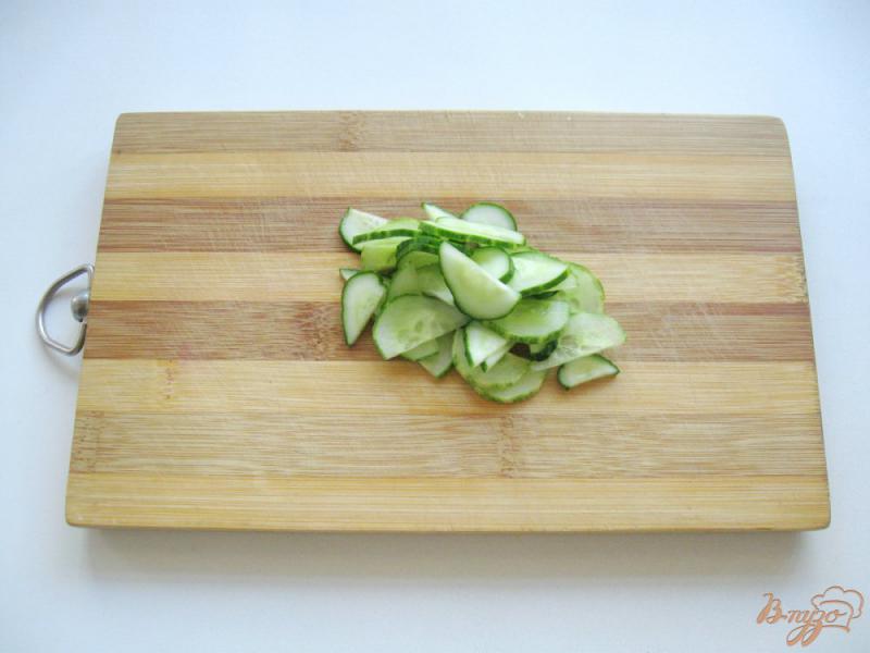 Фото приготовление рецепта: Овощной салат с  моцареллой и  яйцом пашот шаг №4