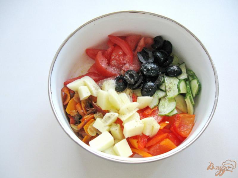 Фото приготовление рецепта: Овощной салат с  моцареллой и  яйцом пашот шаг №8
