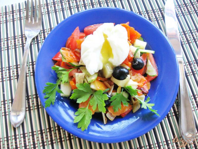 Фото приготовление рецепта: Овощной салат с  моцареллой и  яйцом пашот шаг №10