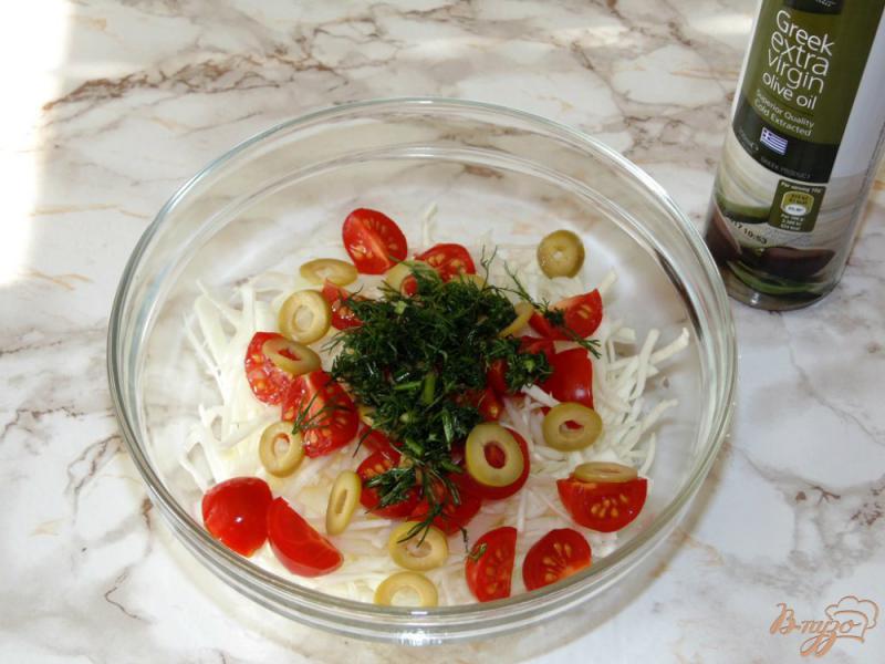 Фото приготовление рецепта: Капустный салат с помидорами черри и оливками шаг №4